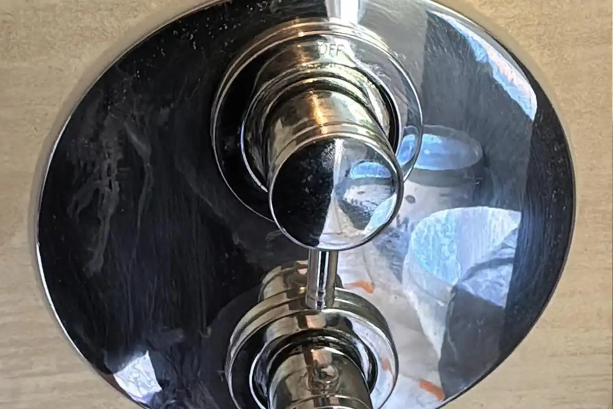 Waarom een dikke kitnaad sneller schimmelt