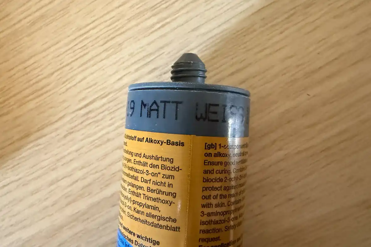 Zwarte kranen en betonlook? Waarom glanzende kit je badkamer verpest