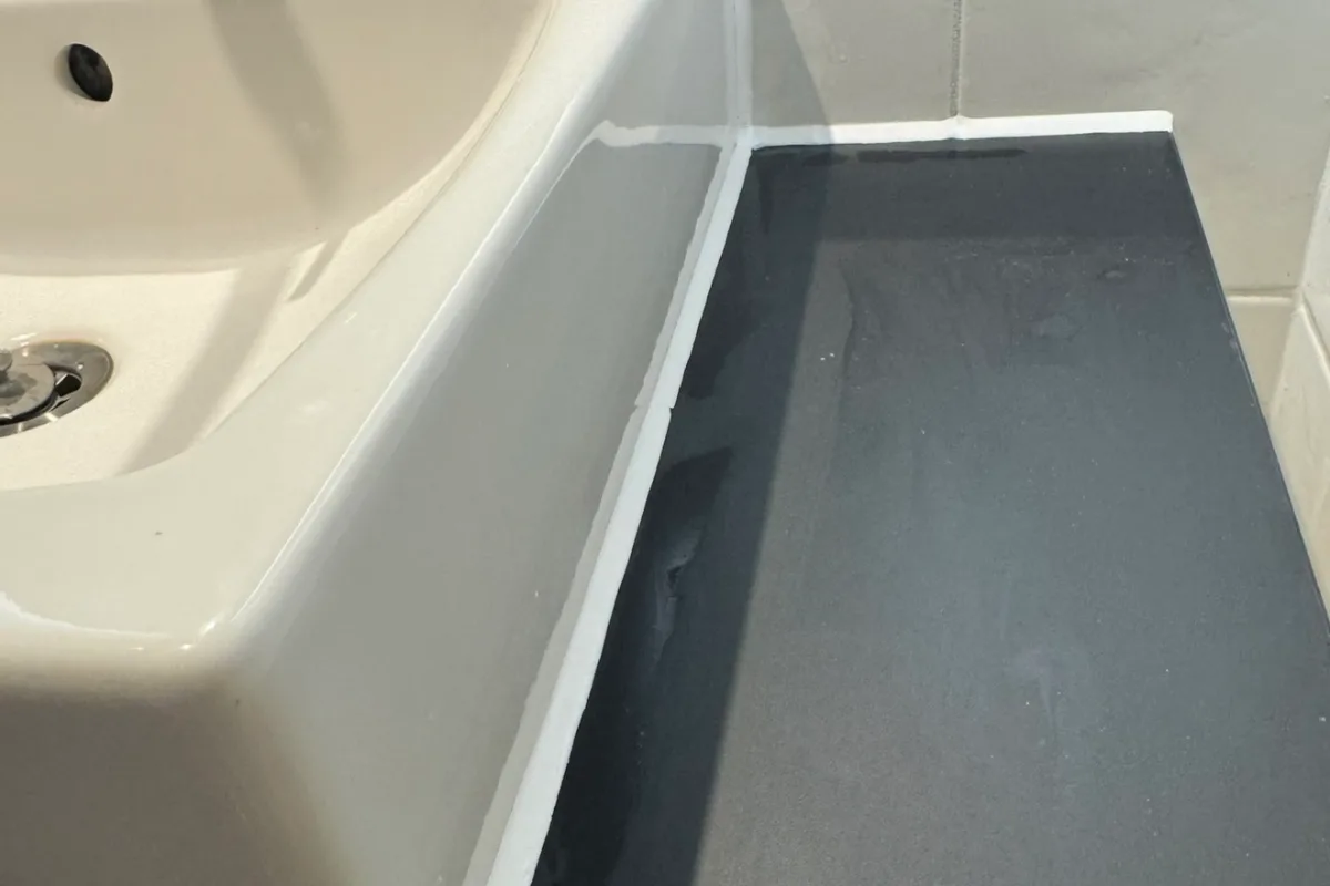 Waarom je badkamer nét niet ‘af’ voelt (en hoe kit dat bepaalt)