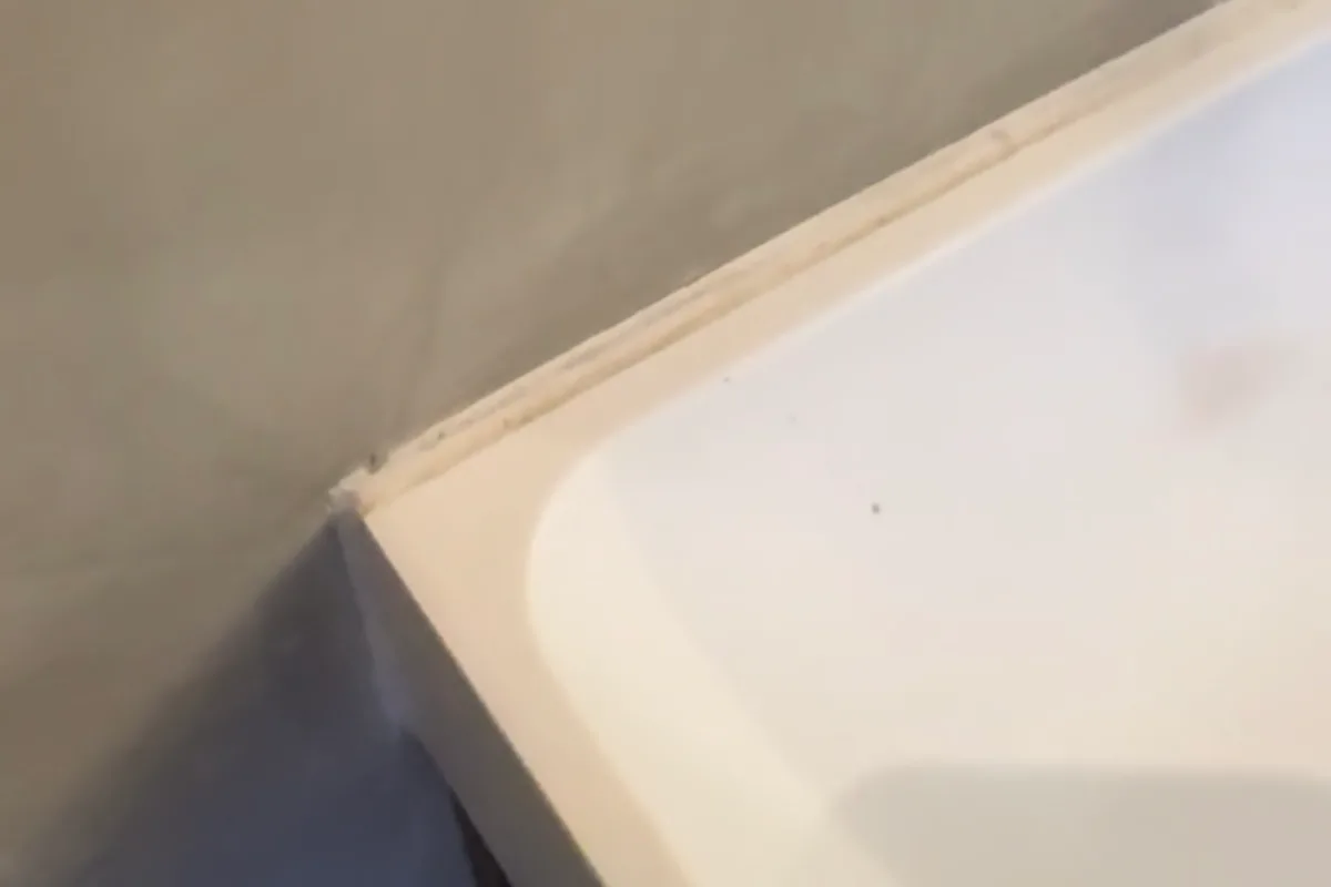 Wie is aansprakelijk bij lekkage door kitwerk? (En betaalt de verzekering?)