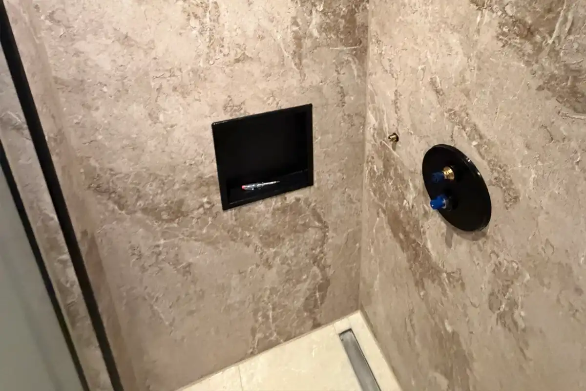 Schimmelkit vervangen in een badkamer in Haarlem-Zuid